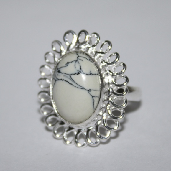 Vintagejelyfish Jewelry - Beautiful Silver and Howlite Ring NWOT SIZE 7